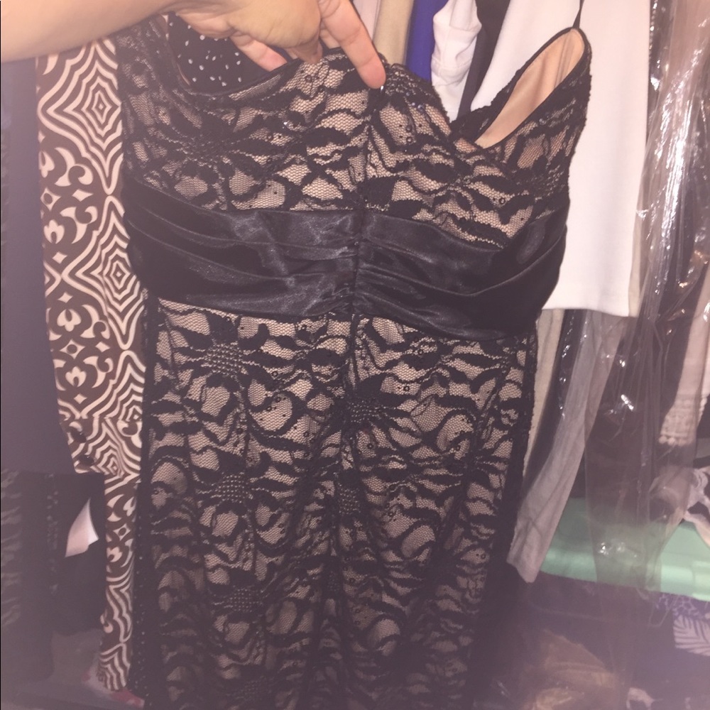 Dresses - Picture 4 of 8